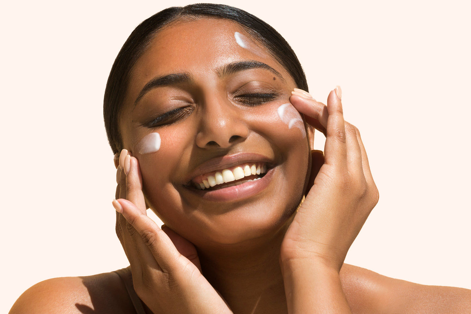 Image of woman applying Plantkos face serum